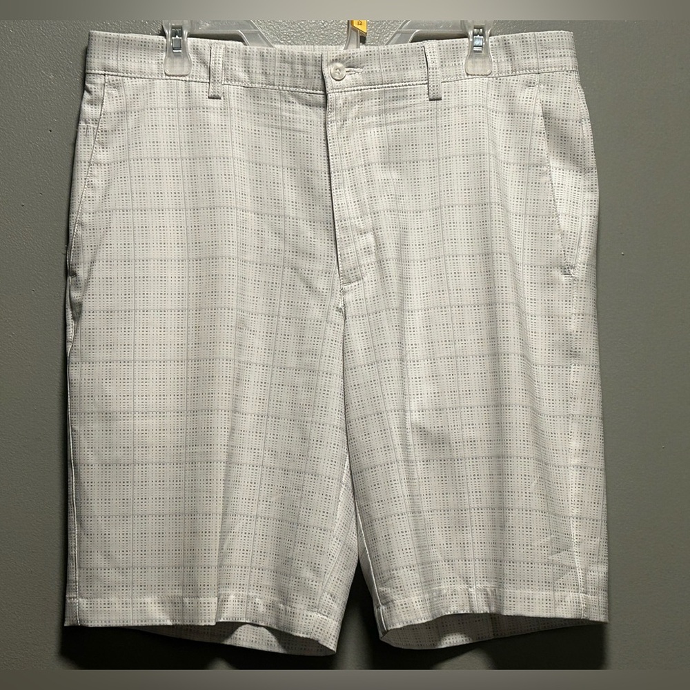 PGA Tour Gray/White Flat Front Golf Shorts 
Size 34